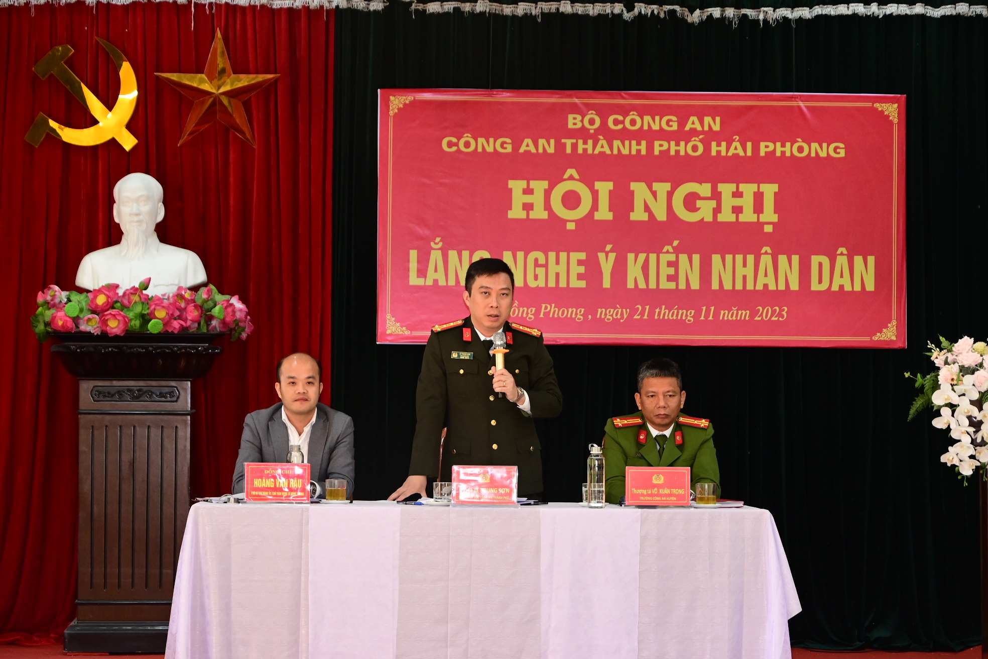 Lắng nghe phản ánh của nhân dân về lực lượng Công an tại xã Hồng Phong, huyện An Dương